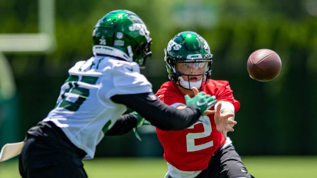 Jets QB Zach Wilson pitches to running back